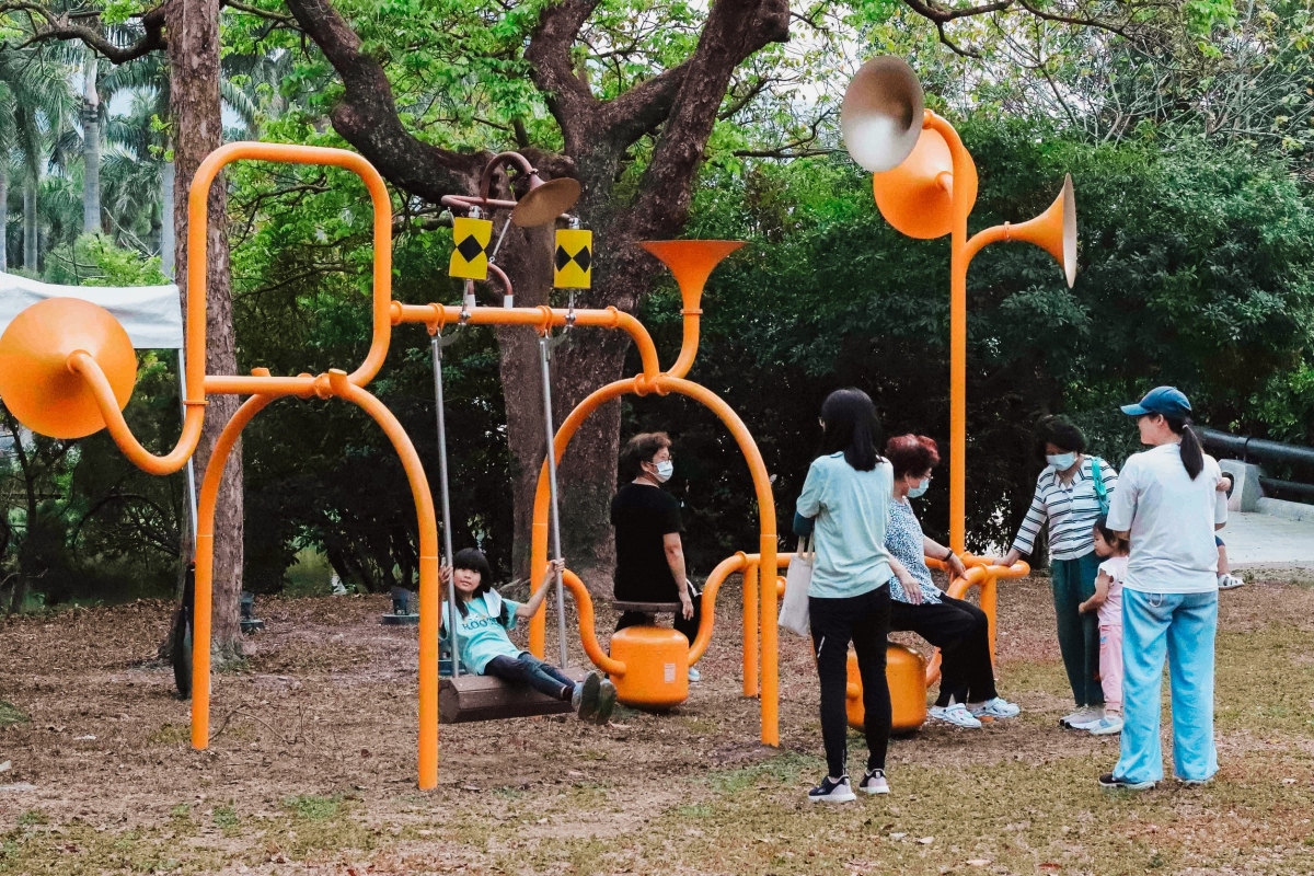 王仲堃〈號動樂園〉將標誌性的金屬管構與號角元素，結合遊具打造出鮮明搶眼的互動裝置。（圖片提供：高美館）
