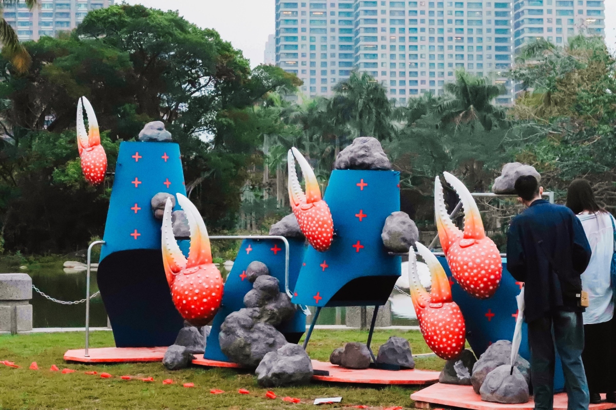 蔡咅景〈招潮蟹之春〉結合聲音與動態，觀眾可運用手機與作品連線播放歌曲，蟹螯便隨著旋律擺動。（圖片提供：高美館）