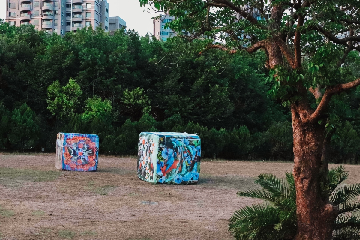 吳美琪〈搬動森林〉採集在地鳥禽與植被影像，解構為片段的視覺圖層，包覆於可移動的立方體模組之上。（圖片提供：高美館）