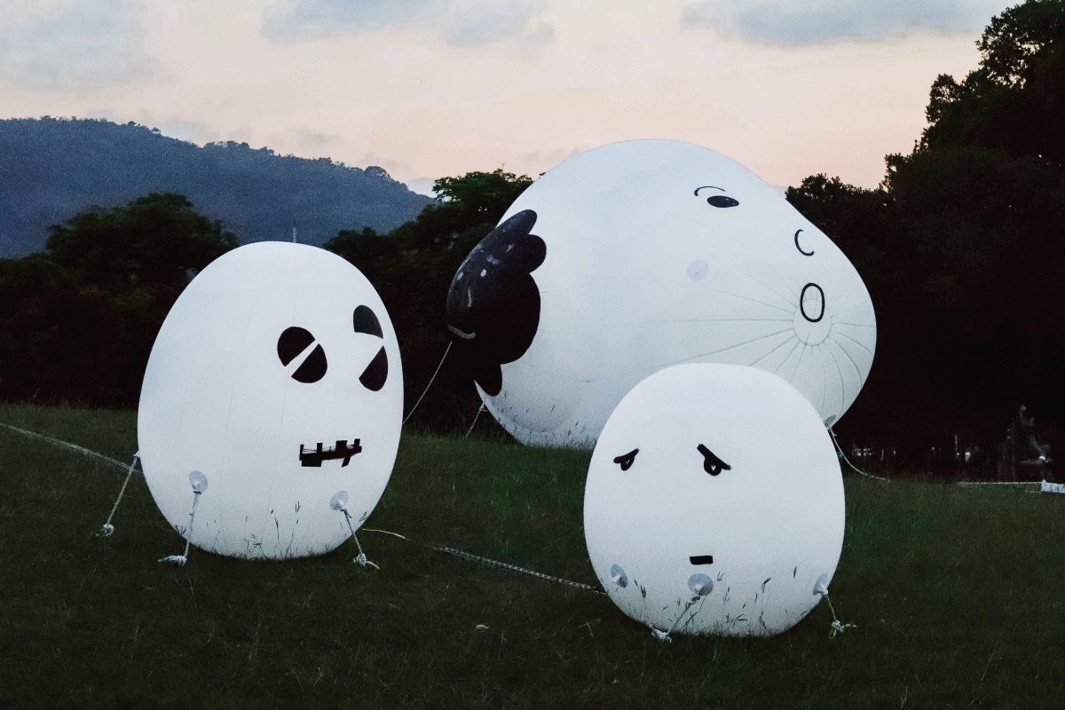 蕭筑方〈鬆弛的靈魂〉首度將筆下經典平面角色轉化為實體的大型裝置。（圖片提供：高美館）