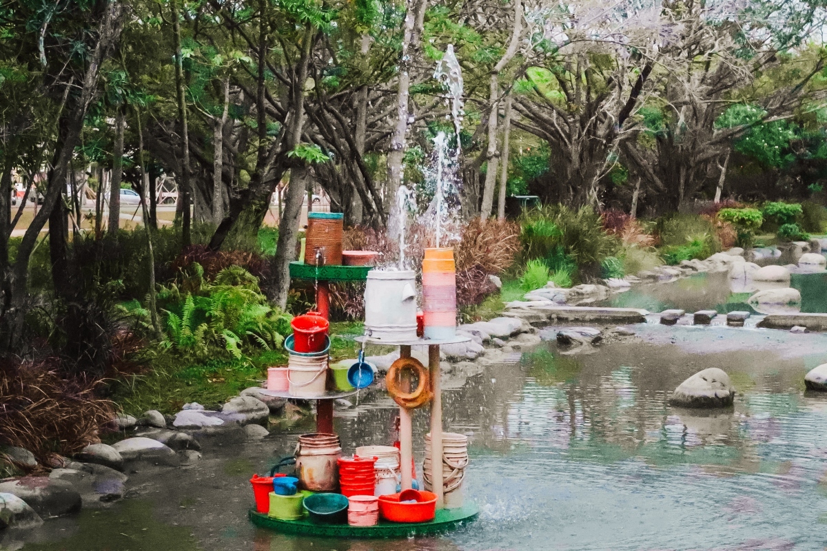 李珮瑜〈走水〉以大型陶器構成的流水裝置，使人聯想到城市中各種儲存、分流與處理水資源的經驗。（圖片提供：高美館）