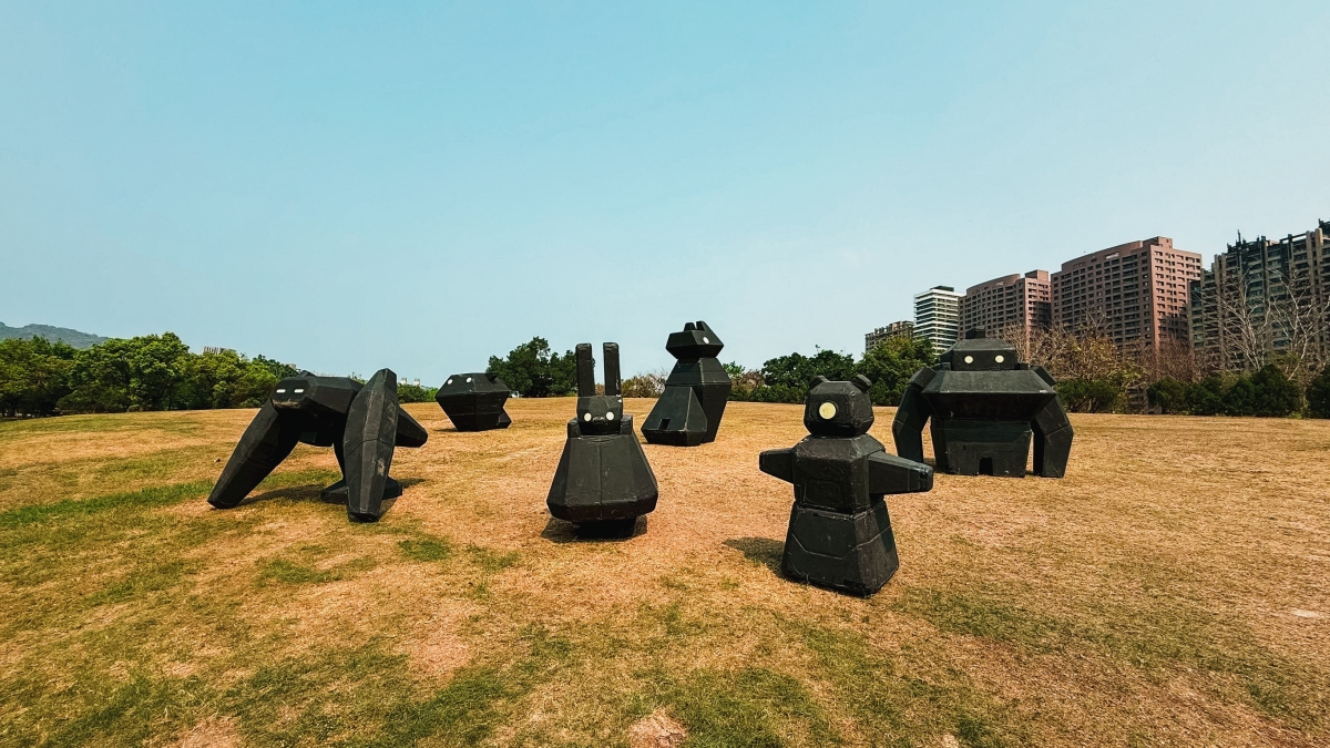 林建志 《黑夢》今年再度回歸，宛如黑色岩石般的幾何雕塑，像來自不明時空、沉睡中的「機械生命體」。（圖片提供：高美館）