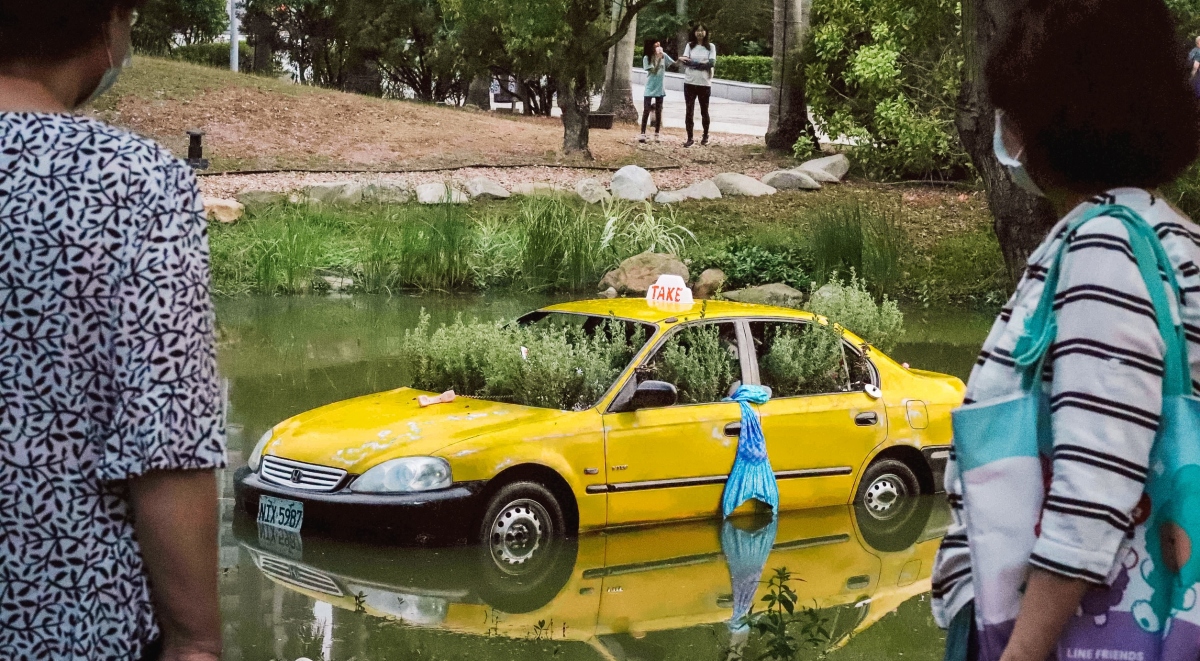 高美館戶外園區有「計程車」泡水？台電公共藝術祭《奧拉之城 III — 未來已讀》集結15組創作，打開藝術與能源的多重敘事