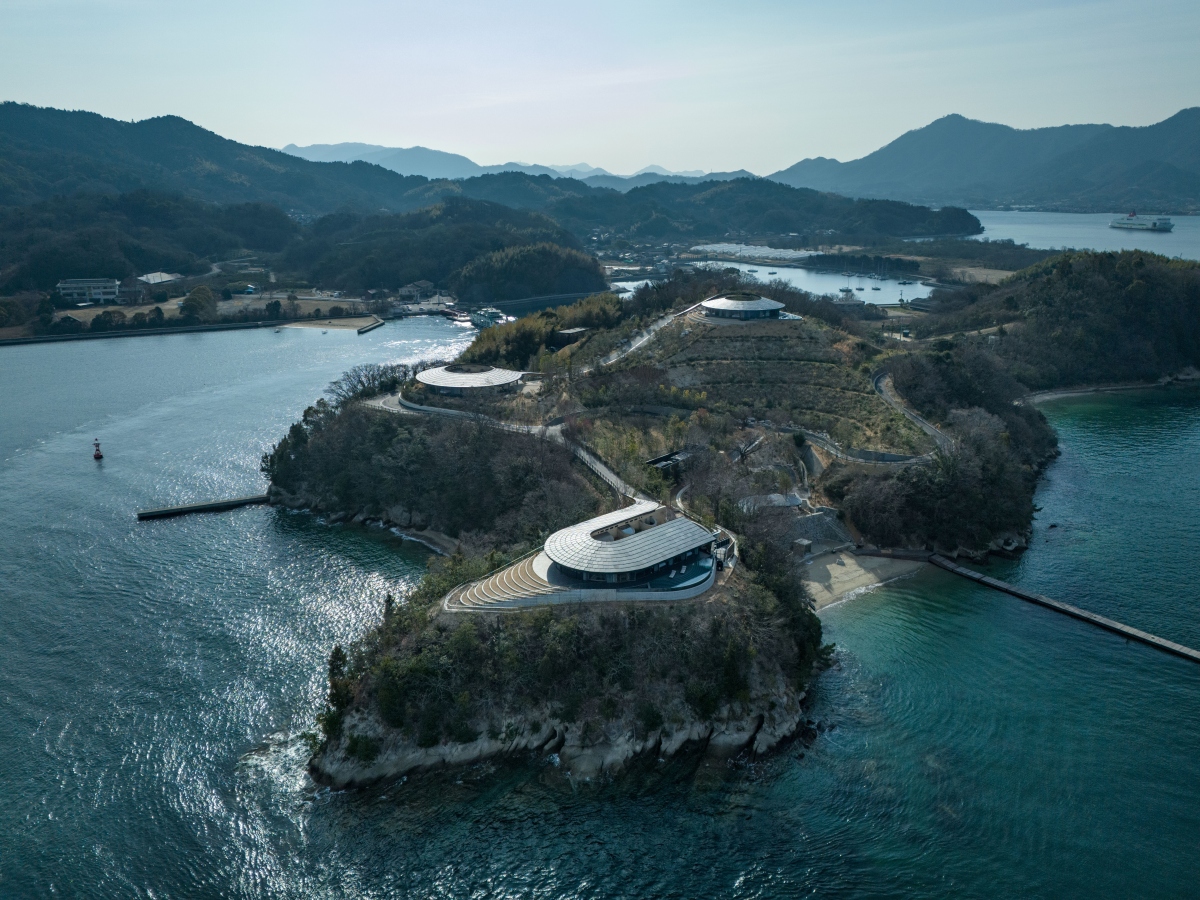 世界知名建築師Bjarke Ingels領軍的建築事務所BIG，日本首件建築作品「NOT A HOTEL SETOUCHI」，在瀨戶內海的佐木島正式開幕。（圖片來源：NOT A HOTEL）