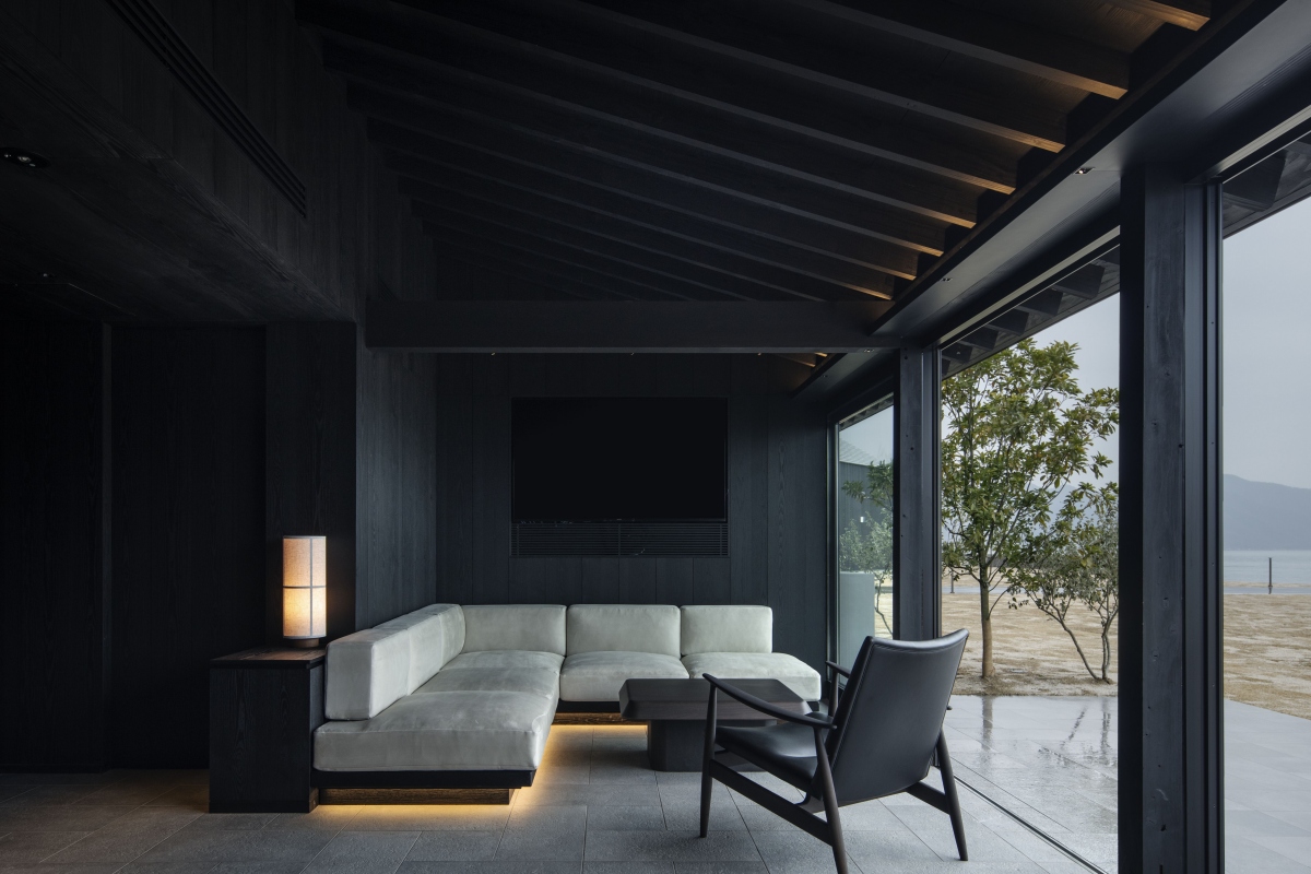 廣島本島側設有等候出航至佐木島的休憩空間「NOT A HOTEL CLUB HOUSE SETOUCHI」。（圖片來源：NOT A HOTEL）