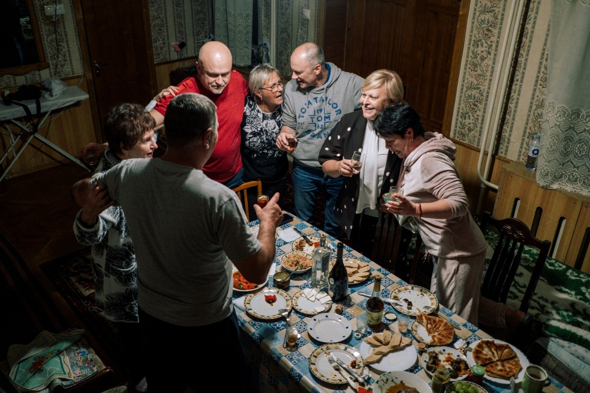 畫面捕捉家人朋友齊聚祖父母屋裡；攝於位處摩爾多瓦東部、不被國際承認的聶斯特河沿岸共和國首都提拉斯浦（Tiraspol）。（圖片提供：徠卡 © Serghei Duve/LOBA 2025）