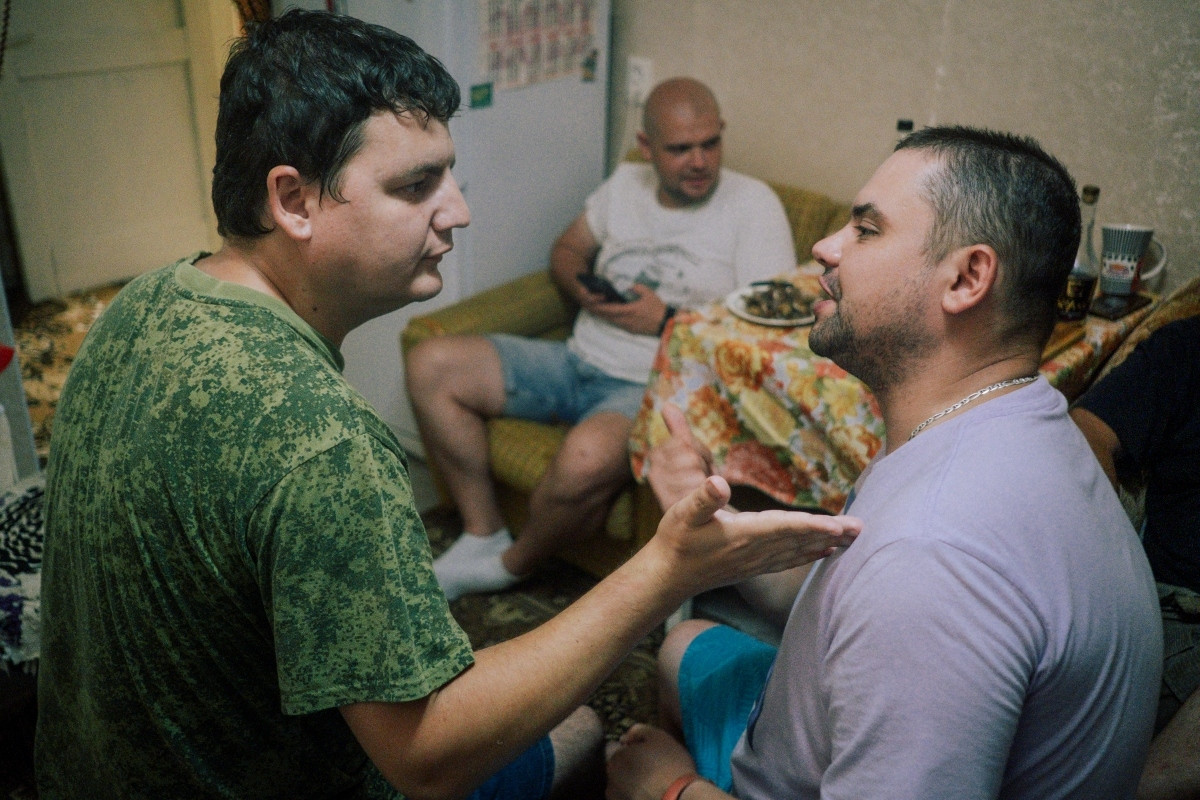 就烏克蘭戰爭爭論的兩人。（圖片提供：徠卡 © Serghei Duve/LOBA 2025）