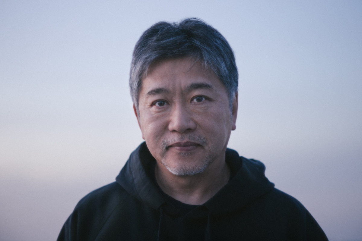 是枝裕和。（圖片來源：《箱の中の羊》官方X @Hakohitsujifilm）