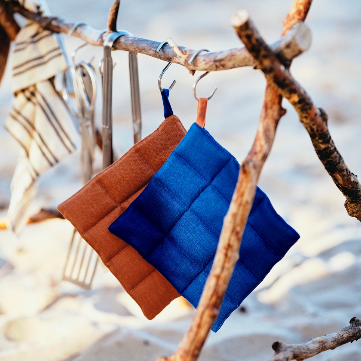 SOLUPPGÅNG 隔熱墊, 21x21公分, 藍色/棕色, 2件裝$129 （圖片提供：IKEA）