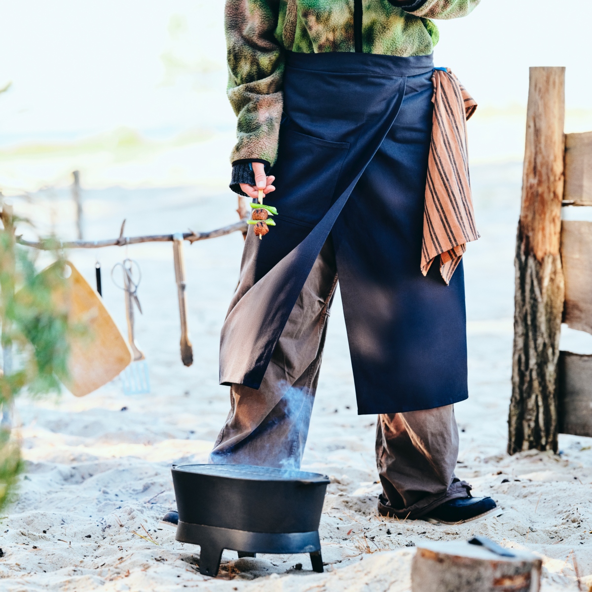 SOLUPPGÅNG 半身圍裙, 86x82公分, 黑色 $299 （圖片提供：IKEA）