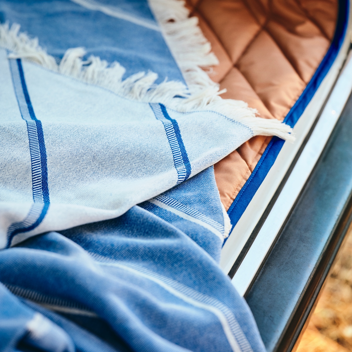 SOLUPPGÅNG 萬用毯, 130x170公分, 雙面, 藍/淺乳白 $799（圖片提供：IKEA）