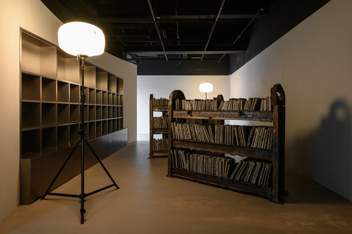 邱承宏個展《柔韌之餘》TKG+展出中！以花蓮大地震斷垣殘壁重構生活場景