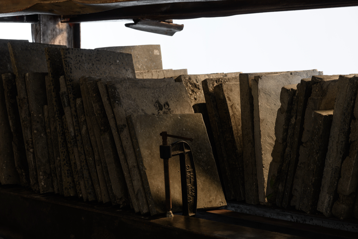 邱承宏個展《柔韌之餘》TKG+展出中！以花蓮大地震斷垣殘壁重構生活場景