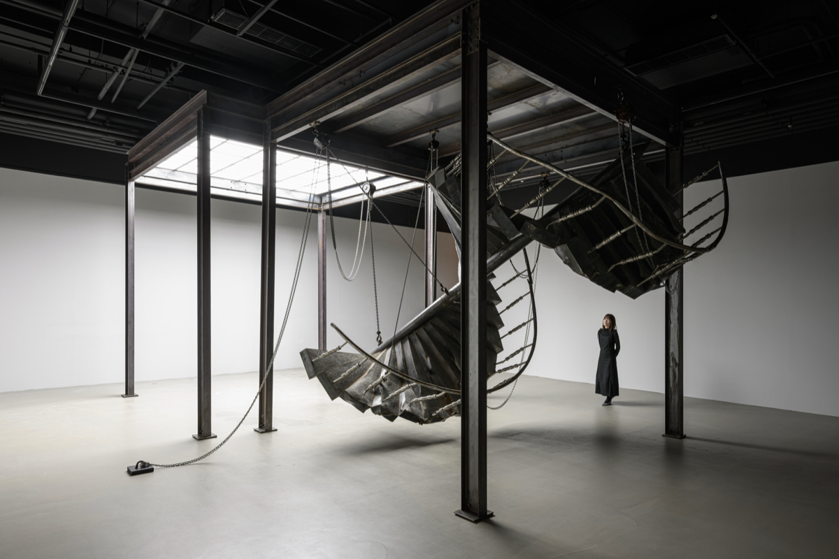 邱承宏個展《柔韌之餘》TKG+展出中！以花蓮大地震斷垣殘壁重構生活場景