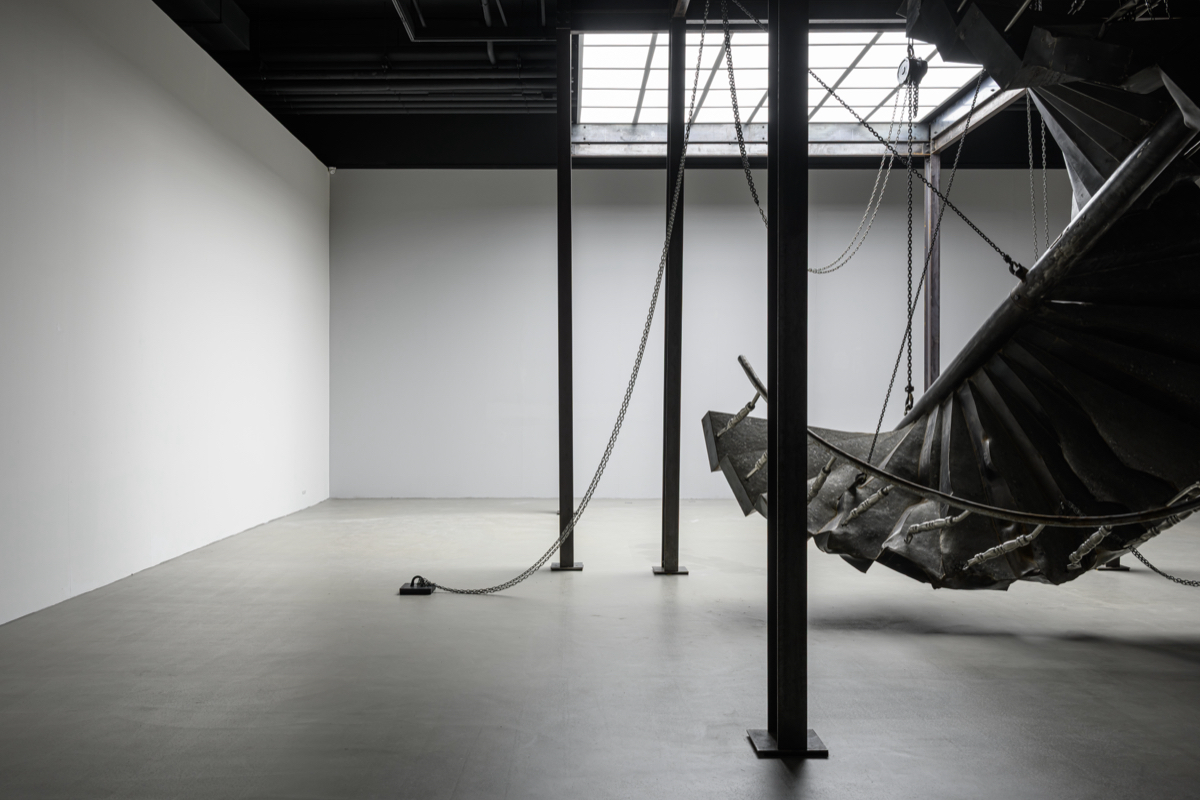 邱承宏個展《柔韌之餘》TKG+展出中！以花蓮大地震斷垣殘壁重構生活場景