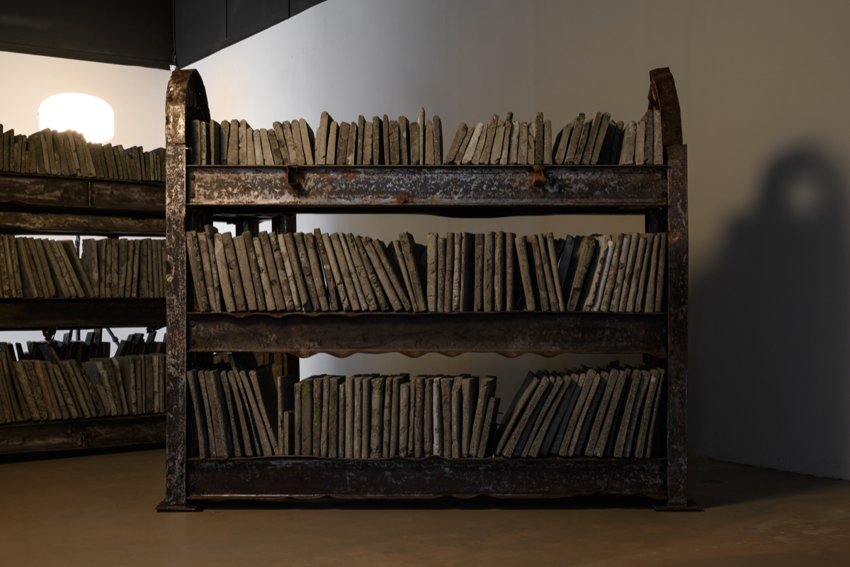 邱承宏個展《柔韌之餘》TKG+展出中！以花蓮大地震斷垣殘壁重構生活場景