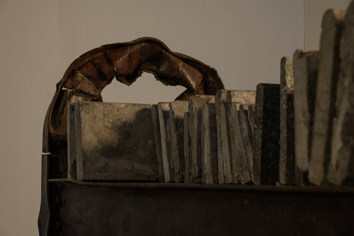 邱承宏個展《柔韌之餘》TKG+展出中！以花蓮大地震斷垣殘壁重構生活場景