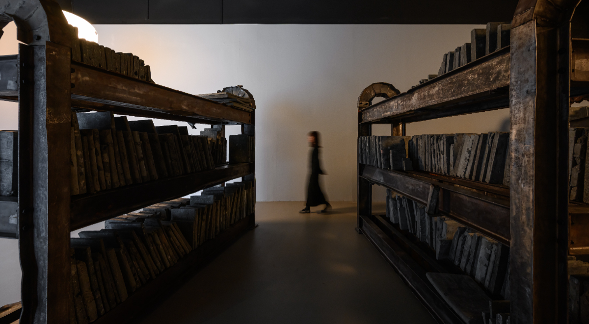 邱承宏個展《柔韌之餘》TKG+展出中！以花蓮大地震斷垣殘壁重構生活場景