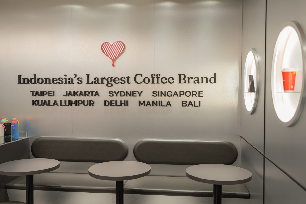 內用空間貫穿簡約灰調的現代感設計。（圖片提供：凱娜克咖啡）