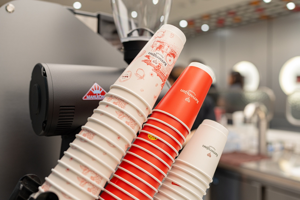 外帶杯裝特別以自由廣場為圖騰靈感，象徵將凱娜克咖啡滿滿的愛注入台灣。（圖片提供：凱娜克咖啡）