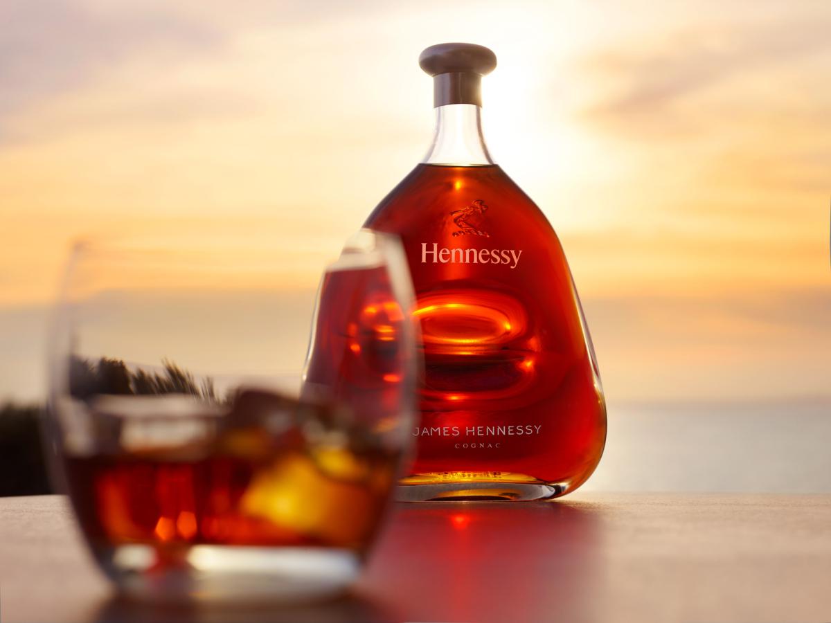 軒尼詩詹姆士干邑白蘭地呈現柑橘與杏桃的清新果香，融合馬達加斯加香草的甜美餘韻。（圖片提供：軒尼詩）