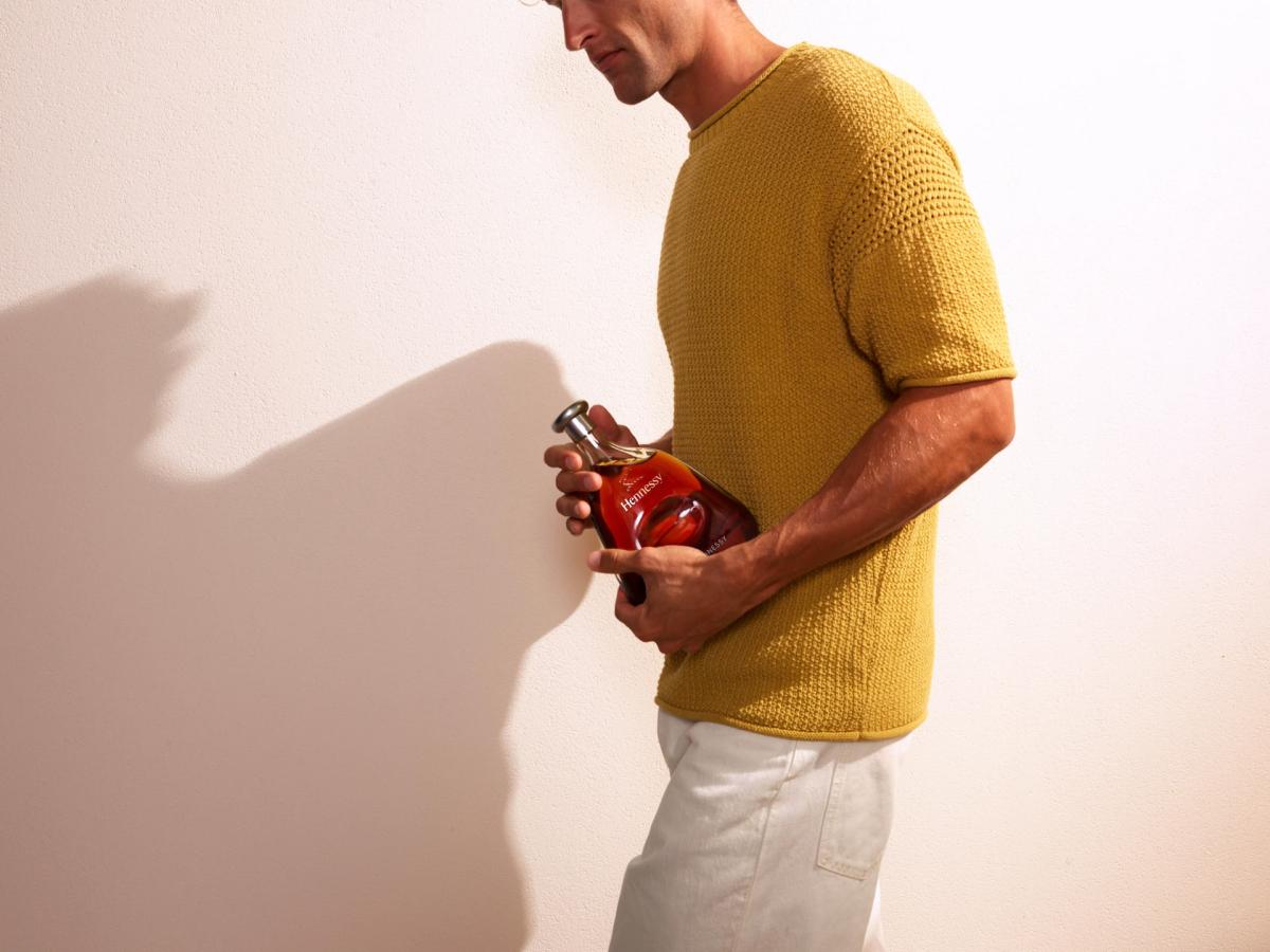 軒尼詩詹姆士干邑白蘭地瓶身由Marc Newson親自操刀，流線型曲線與符合人體工學的橢圓凹槽，拿在手中擁有圓潤握感。（圖片提供：軒尼詩）