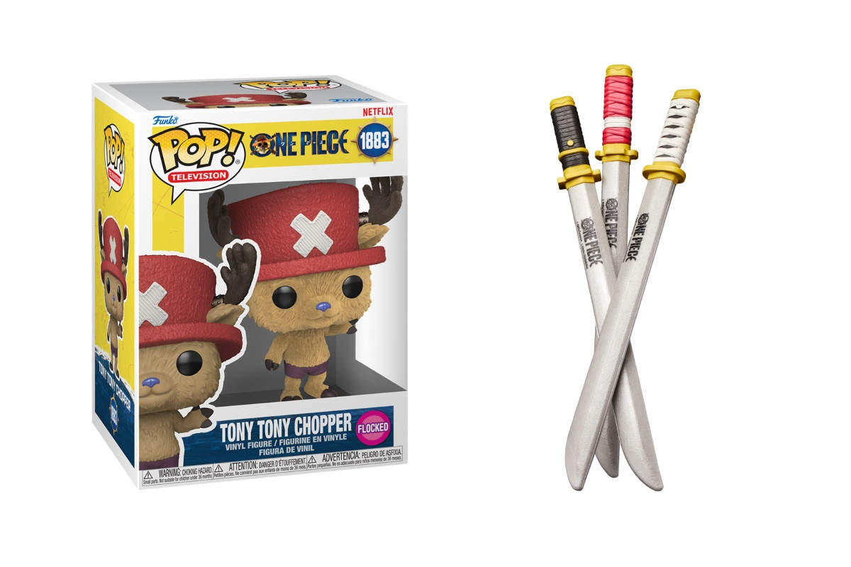 喬巴公仔（左）、索隆武士刀（右）等周邊，使劇中人物存在粉絲生活一角。（圖片提供：Netflix）