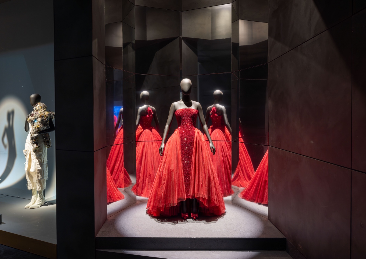 《Schiaparelli Fashion Becomes Art》策展花絮。（攝影：David Parry／PA Media Assignments。