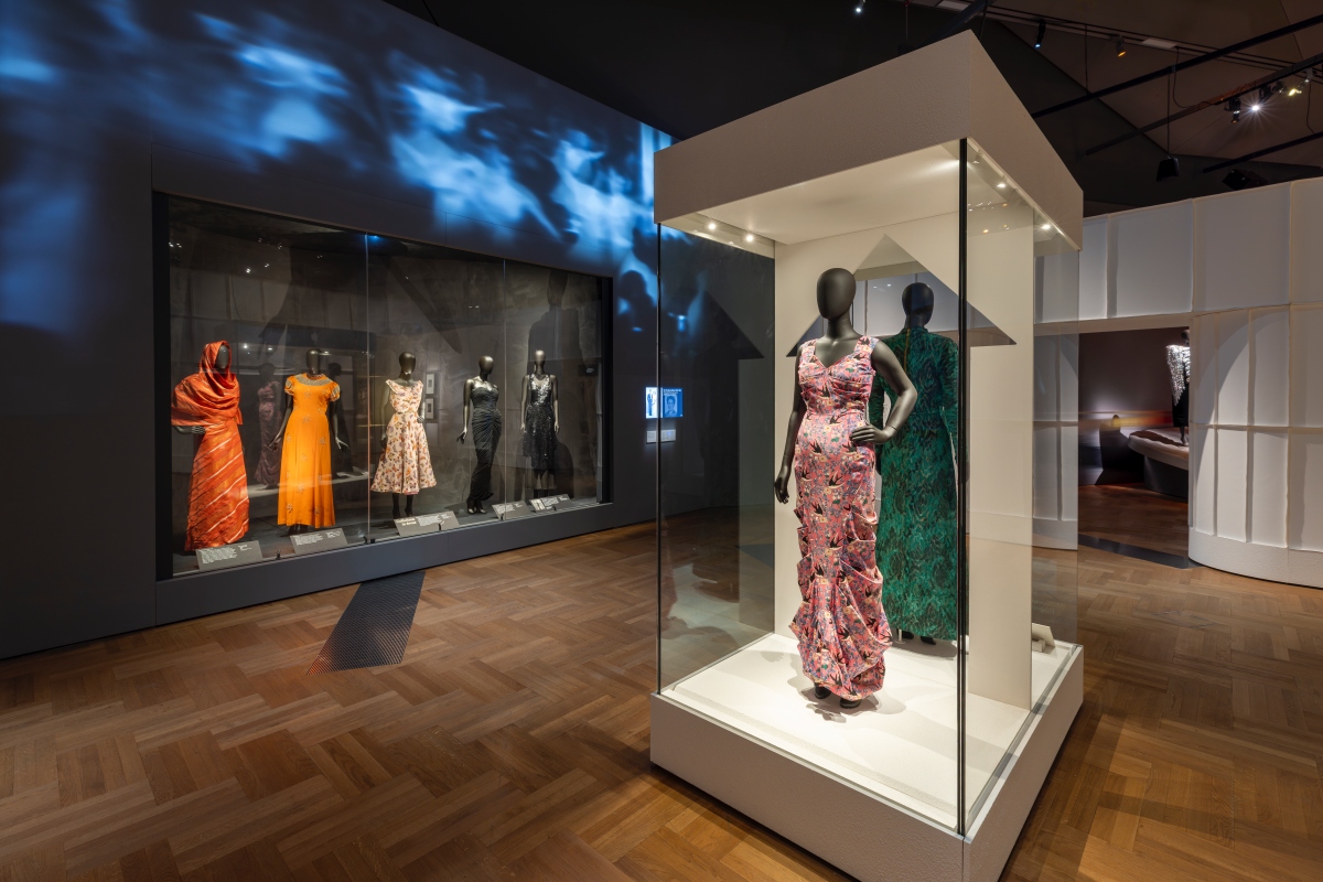 《Schiaparelli Fashion Becomes Art》第一主題展區（圖片來源：V&A）