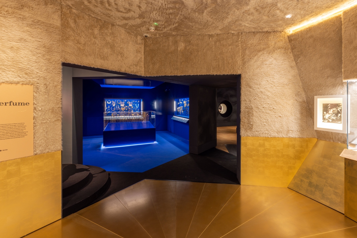 《Schiaparelli Fashion Becomes Art》第二主題展區 （圖片來源：V&A）