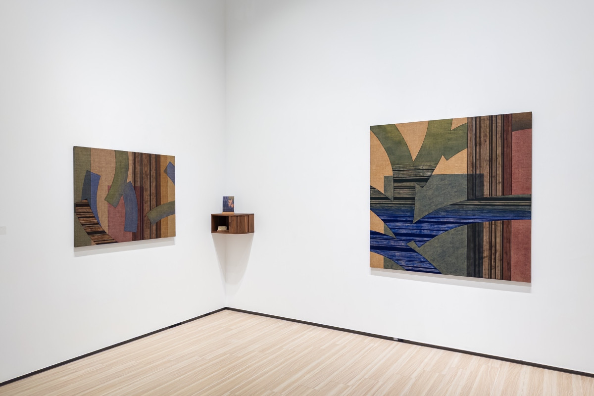 右為《藍色花朵／風》系列作之一，2026，以油彩於畫布繪製。（圖片提供：白石畫廊）