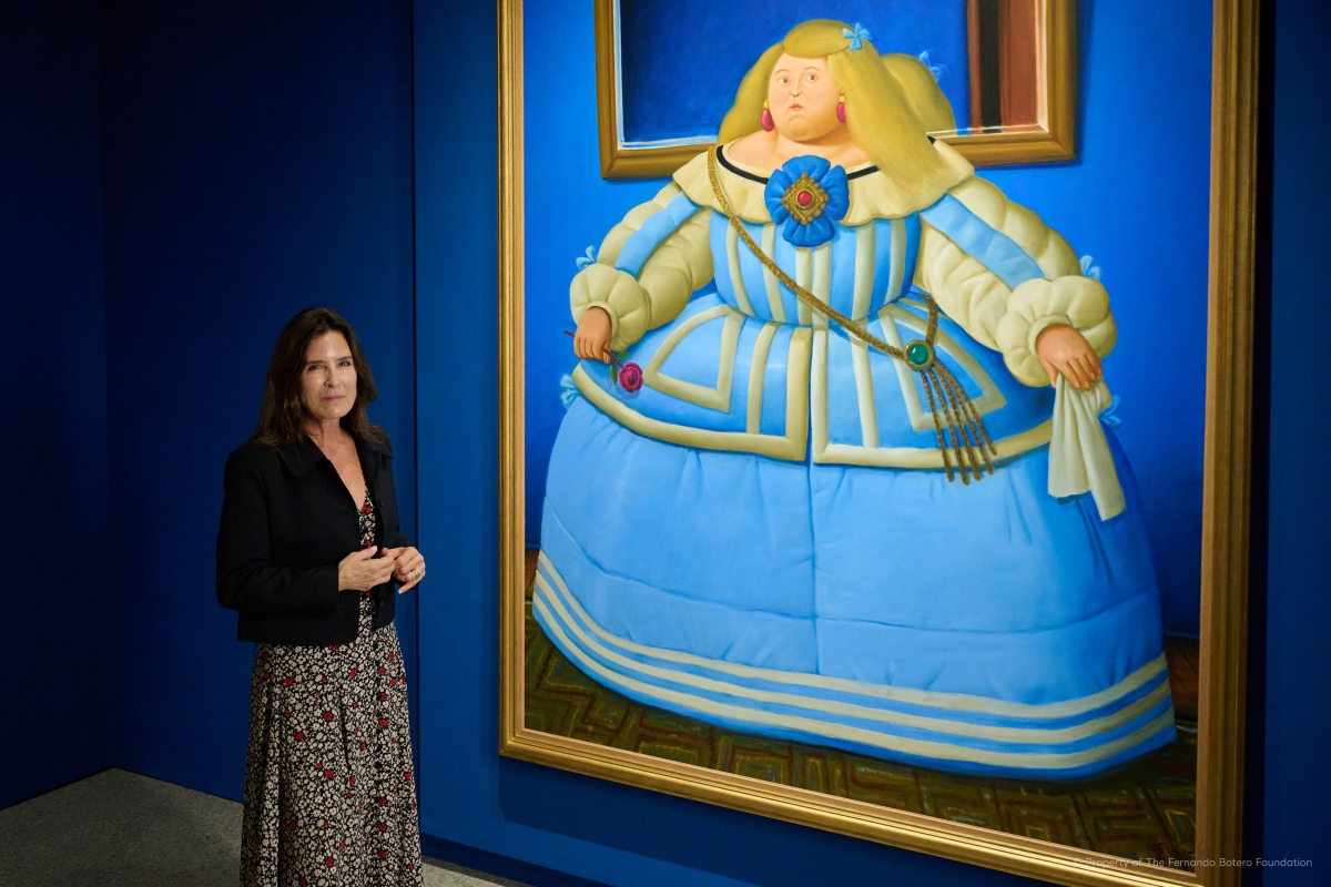 展覽策展人Lina Botero與畫作《致敬維拉斯奎茲》合影。（圖片提供：聯合數位文創）