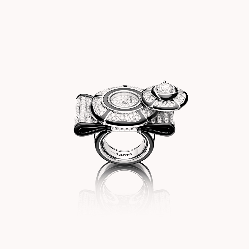NŒUD DE CAMÉLIA 鑽石戒指錶。（圖片提供：CHANEL）
