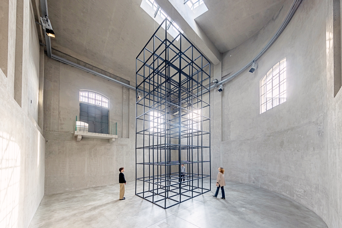 PRADA 基金會呈獻 Mona Hatoum《Over, Under and In Between》展覽。（圖片提供：Fondazione Prada）