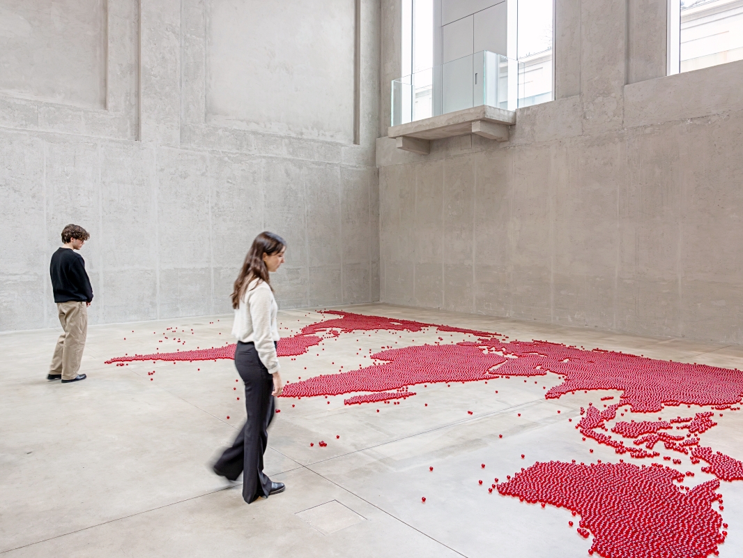 PRADA 基金會呈獻 Mona Hatoum《Over, Under and In Between》展覽。（圖片提供：Fondazione Prada）