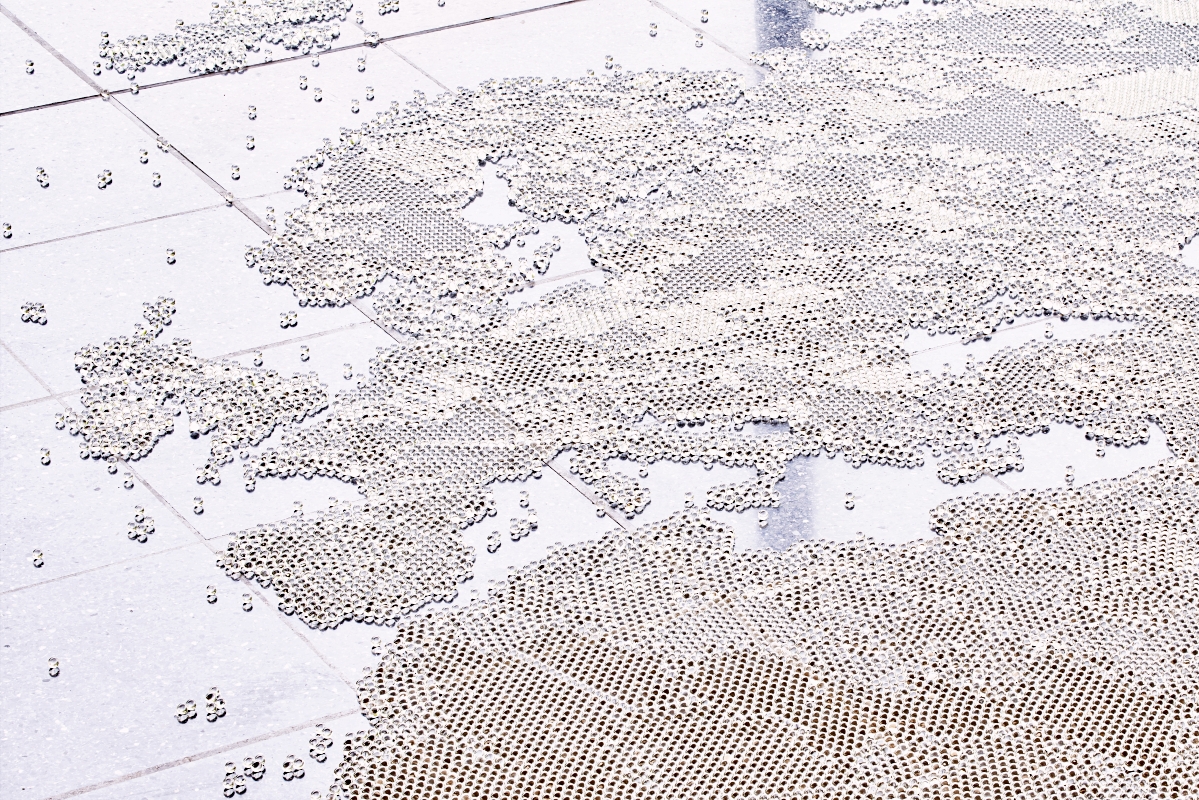 PRADA 基金會呈獻 Mona Hatoum《Over, Under and In Between》展覽。（圖片提供：Fondazione Prada）