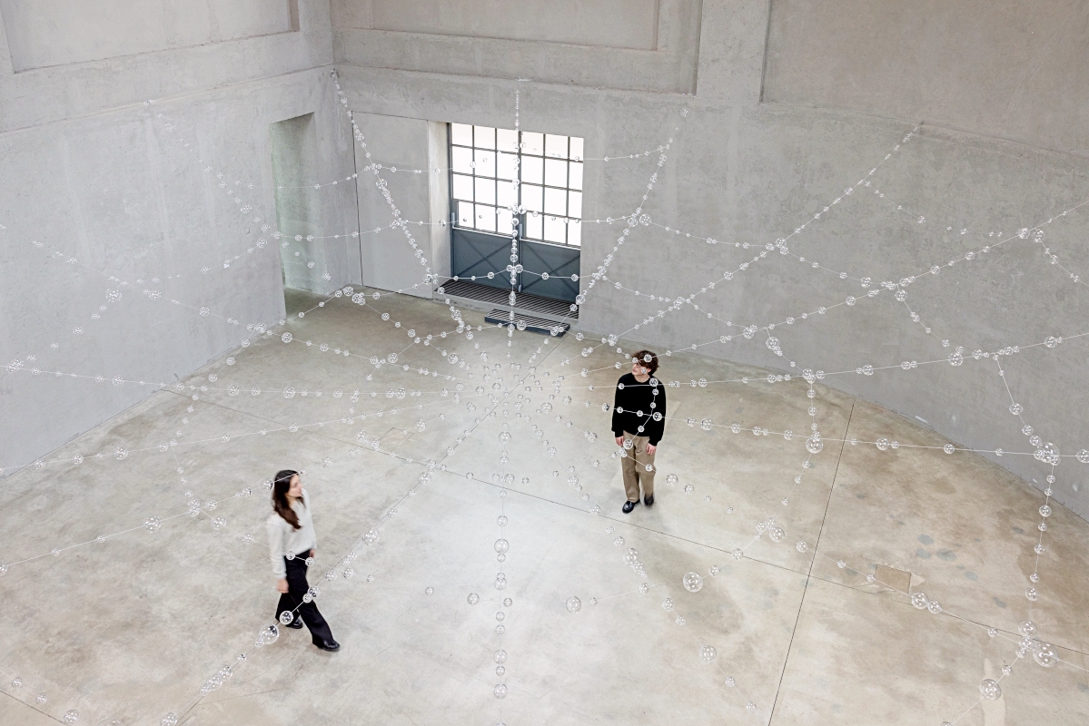 PRADA 基金會呈獻 Mona Hatoum《Over, Under and In Between》展覽。（圖片提供：Fondazione Prada）