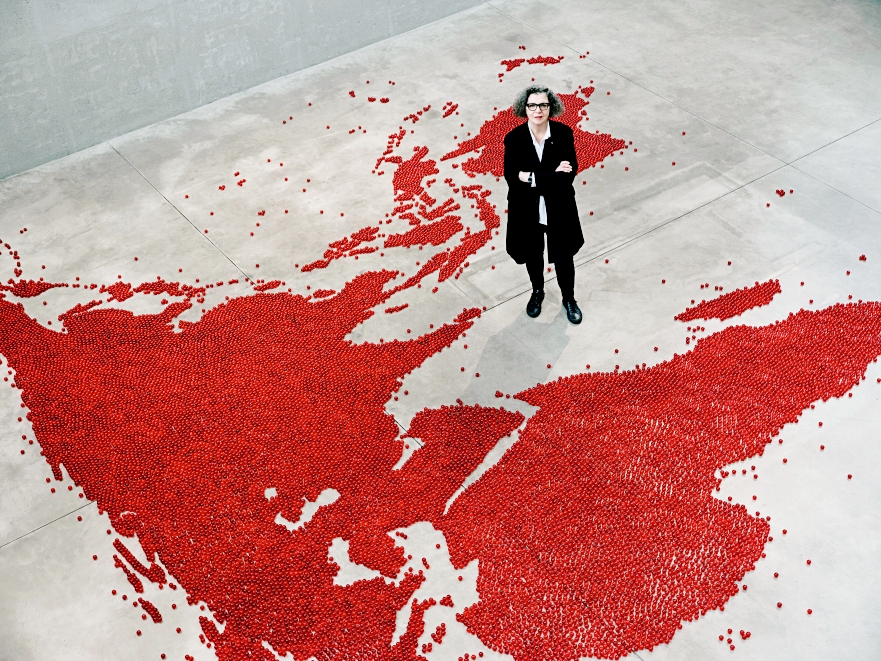 以裝置藝術回應脆弱世界！米蘭 Prada 基金會呈獻巴勒斯坦藝術家 Mona Hatoum 個展《Over, Under and In Between》