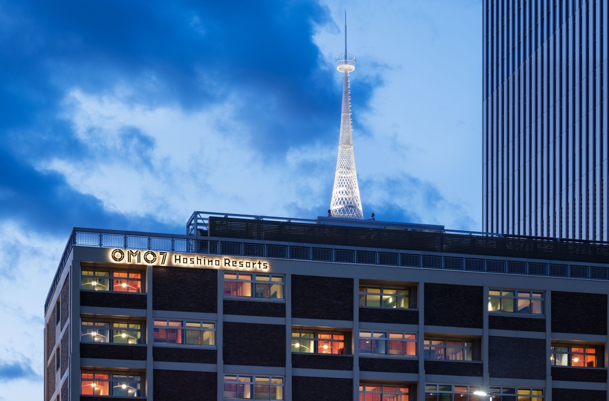 「OMO7 橫濱」4月21日正式開幕，其為JR關內站前「舊橫濱市政廳行政大樓舊址」再開發計畫的一環，坐落於「BASEGATE 橫濱關內」園區內。（圖片提供：星野集團）