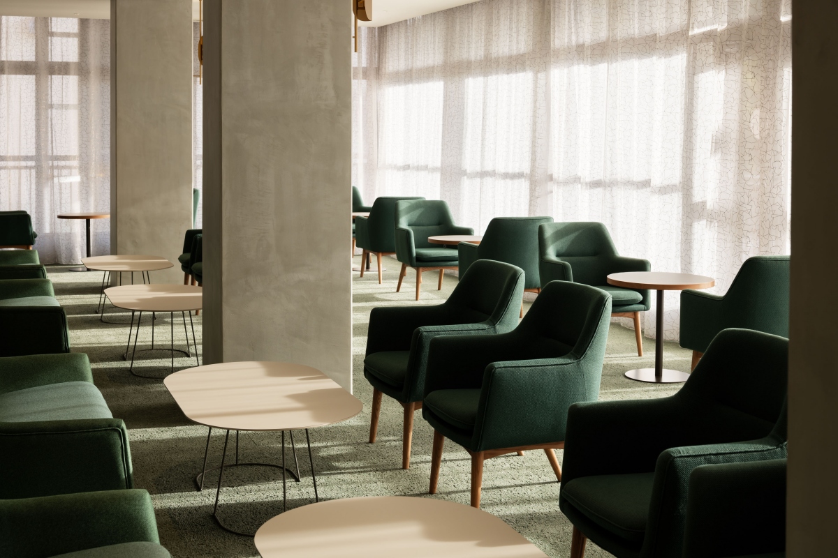 2樓窗邊座椅再利用舊市會棟本會議場中的議員座椅。（圖片提供：星野集團）