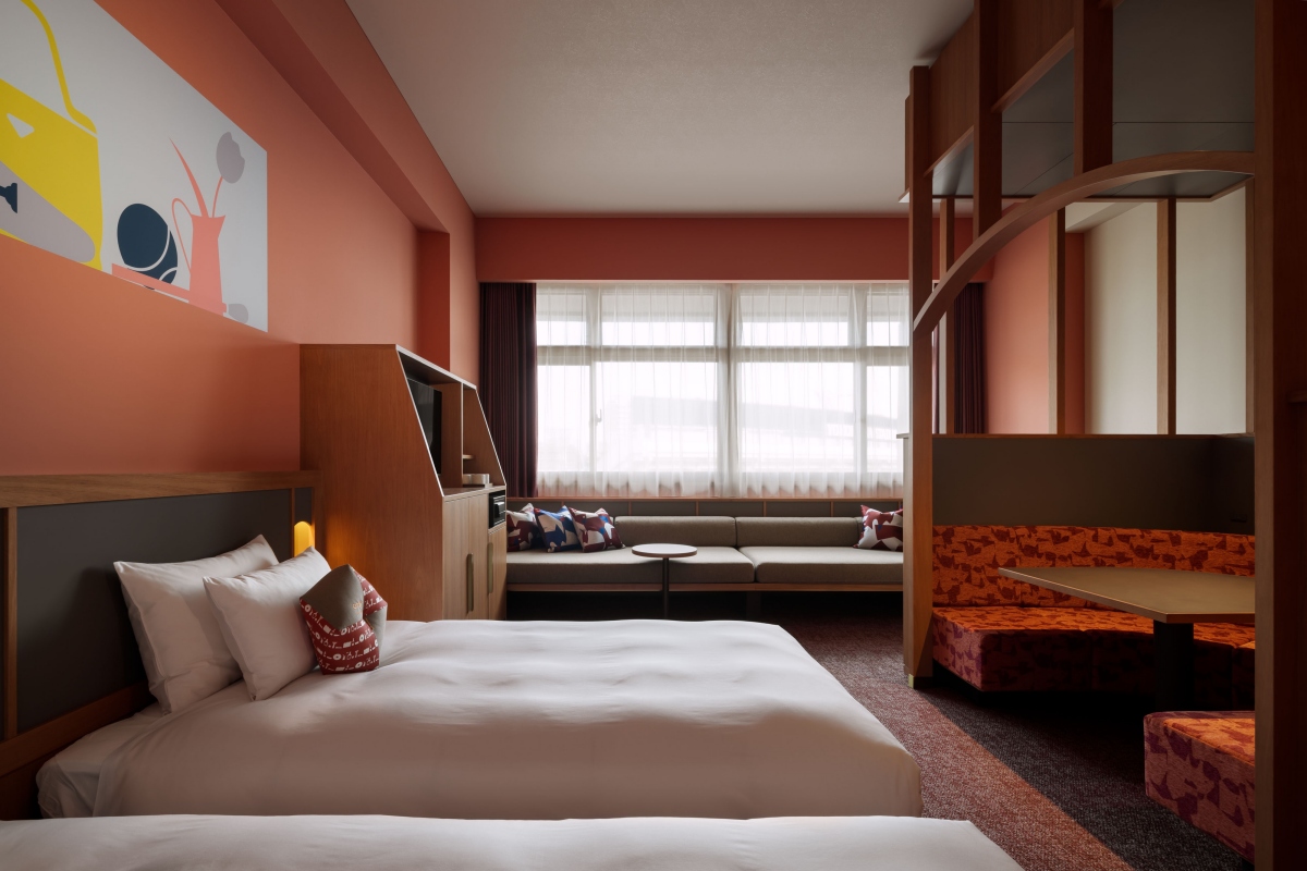 「OMO7橫濱」客房以紅、藍、綠為主題色調，靈感皆源自舊橫濱市廳舍內部所使用的代表性色彩。（圖片提供：星野集團）