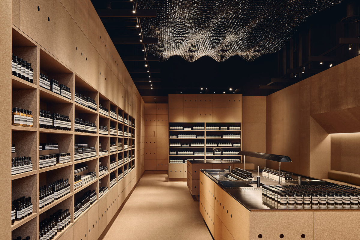 【2026米蘭設計週】Aesop推出Aposē設計桌燈！匠人手工打造黃銅、玻璃拼接美作