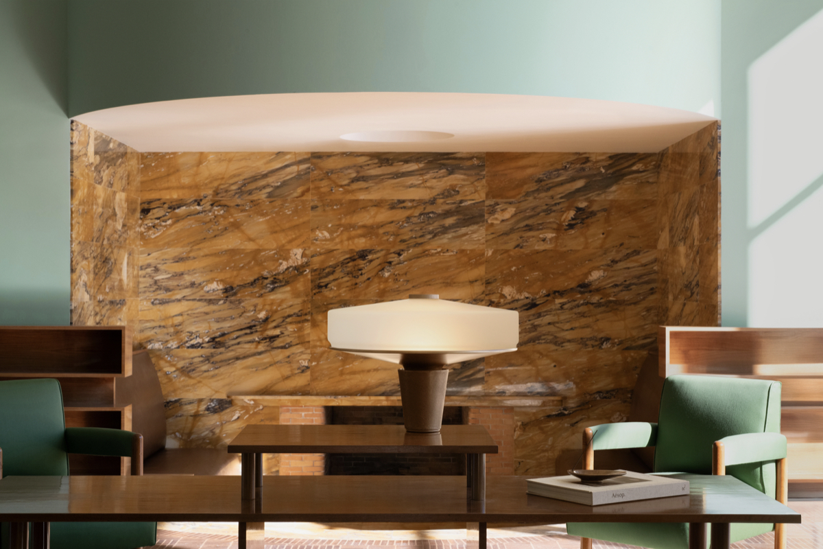 【2026米蘭設計週】Aesop推出Aposē設計桌燈！匠人手工打造黃銅、玻璃拼接美作