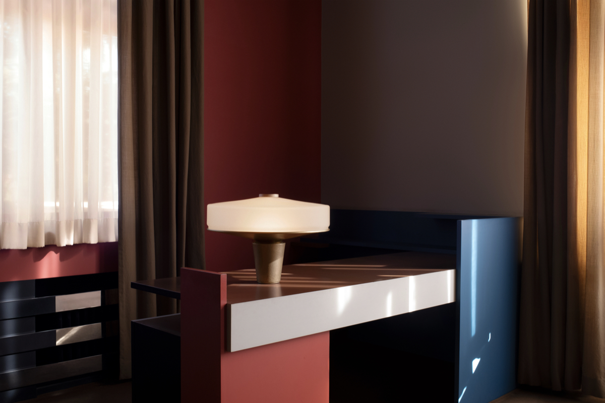 【2026米蘭設計週】Aesop推出Aposē設計桌燈！匠人手工打造黃銅、玻璃拼接美作