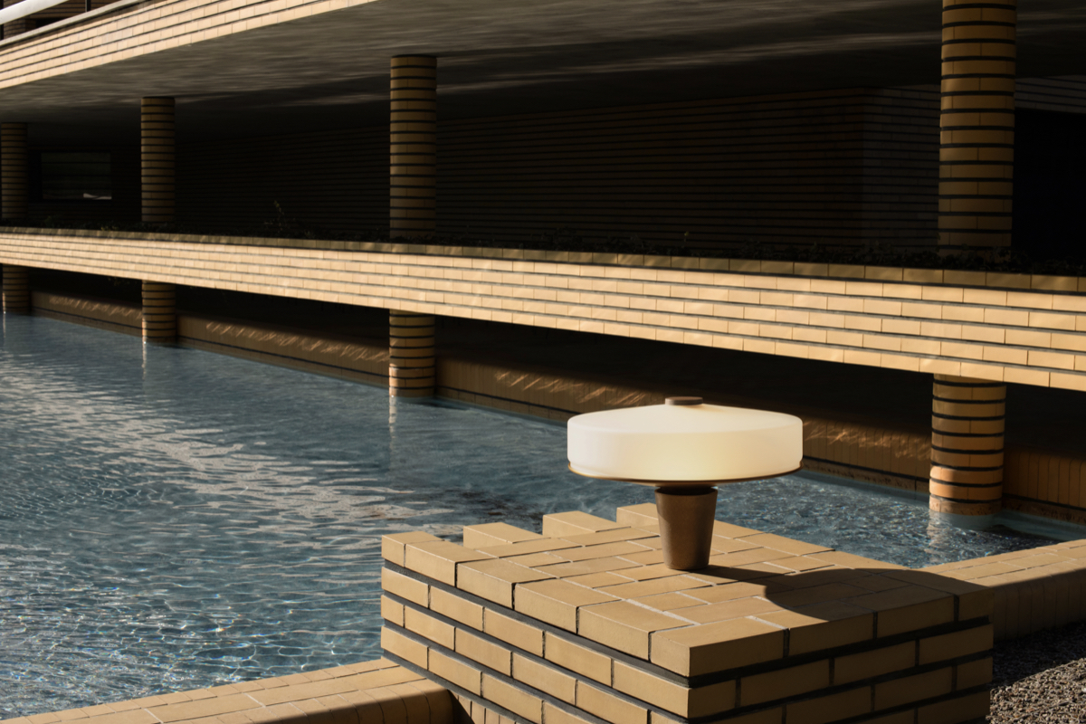 【2026米蘭設計週】Aesop推出Aposē設計桌燈！匠人手工打造黃銅、玻璃拼接美作