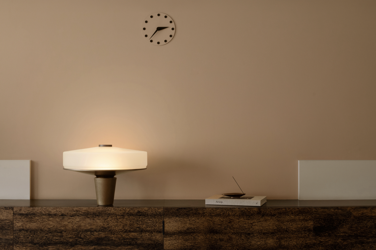 【2026米蘭設計週】Aesop推出Aposē設計桌燈！匠人手工打造黃銅、玻璃拼接美作