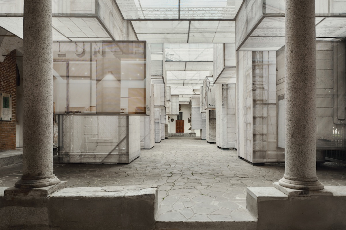 【2026米蘭設計週】Aesop推出Aposē設計桌燈！匠人手工打造黃銅、玻璃拼接美作