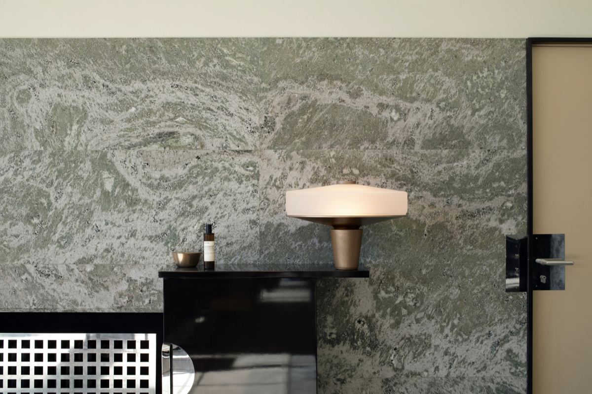 【2026米蘭設計週】Aesop推出Aposē設計桌燈！匠人手工打造黃銅、玻璃拼接美作