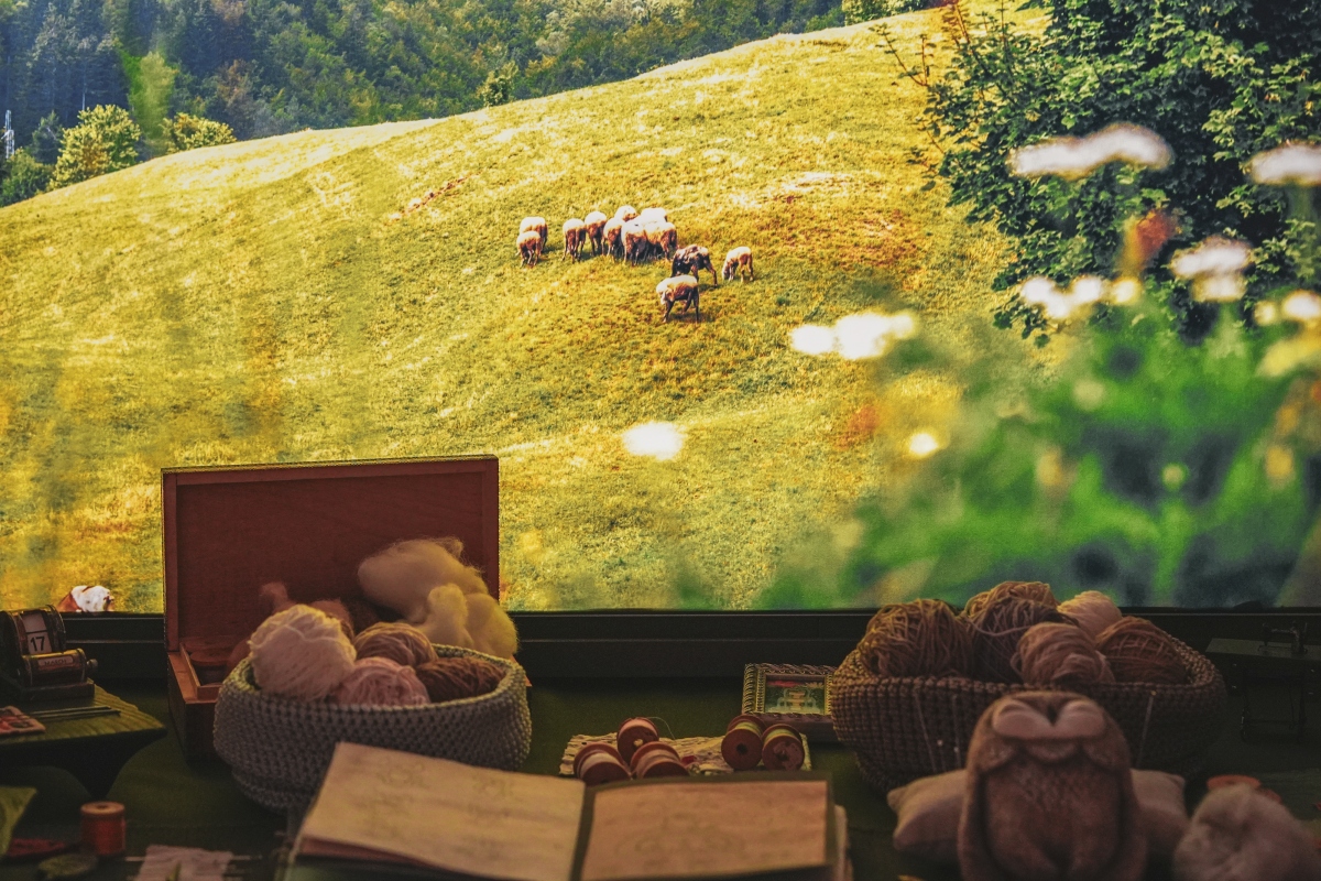 《The Alchemy of Wool》展覽期間還原Oksana創作過程中最重要的工作桌面與窗景。（圖片提供：one little planet）