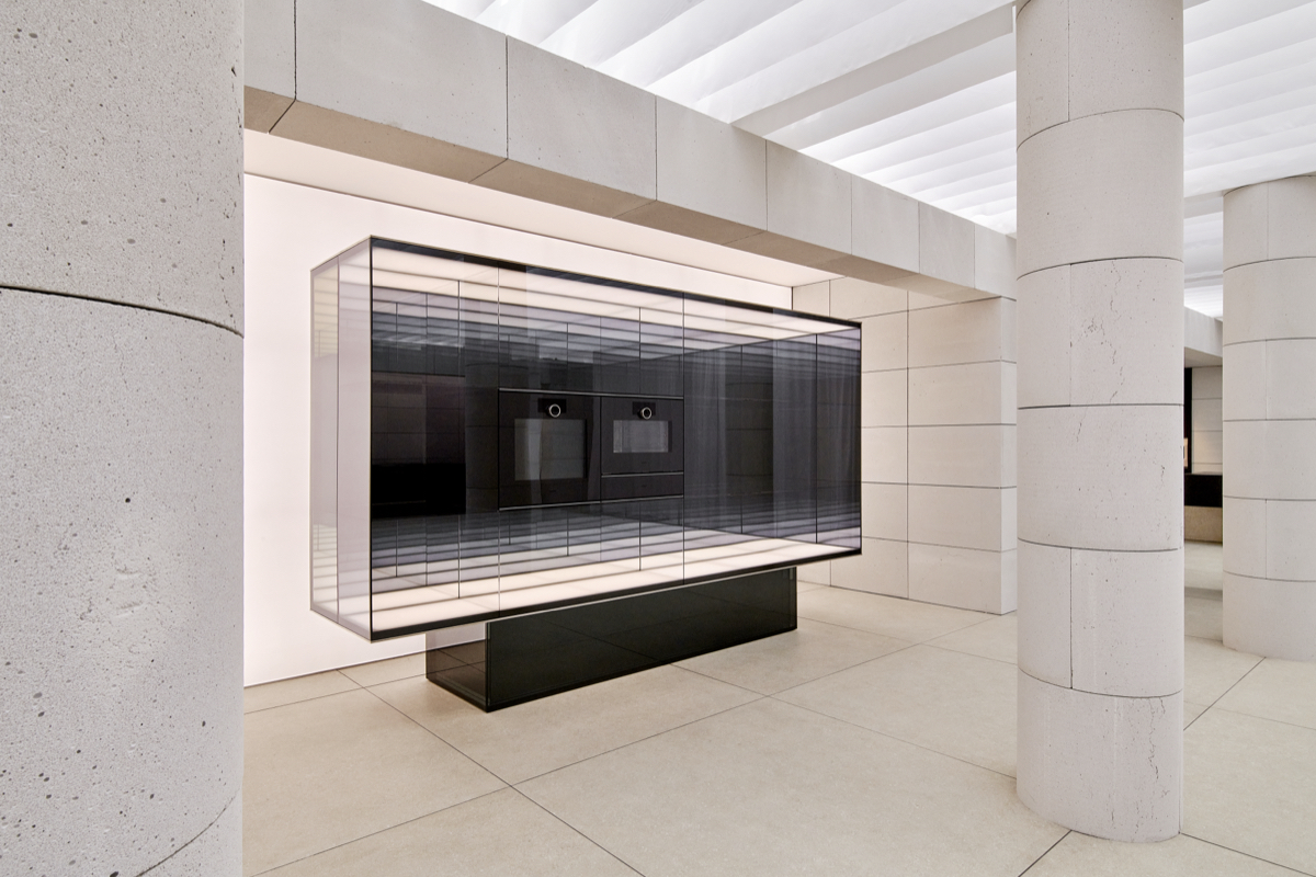 【2026米蘭設計週】德國頂級廚電Gaggenau「凝然聖域」把現代廚房搬進古老神殿，思考工藝的本質